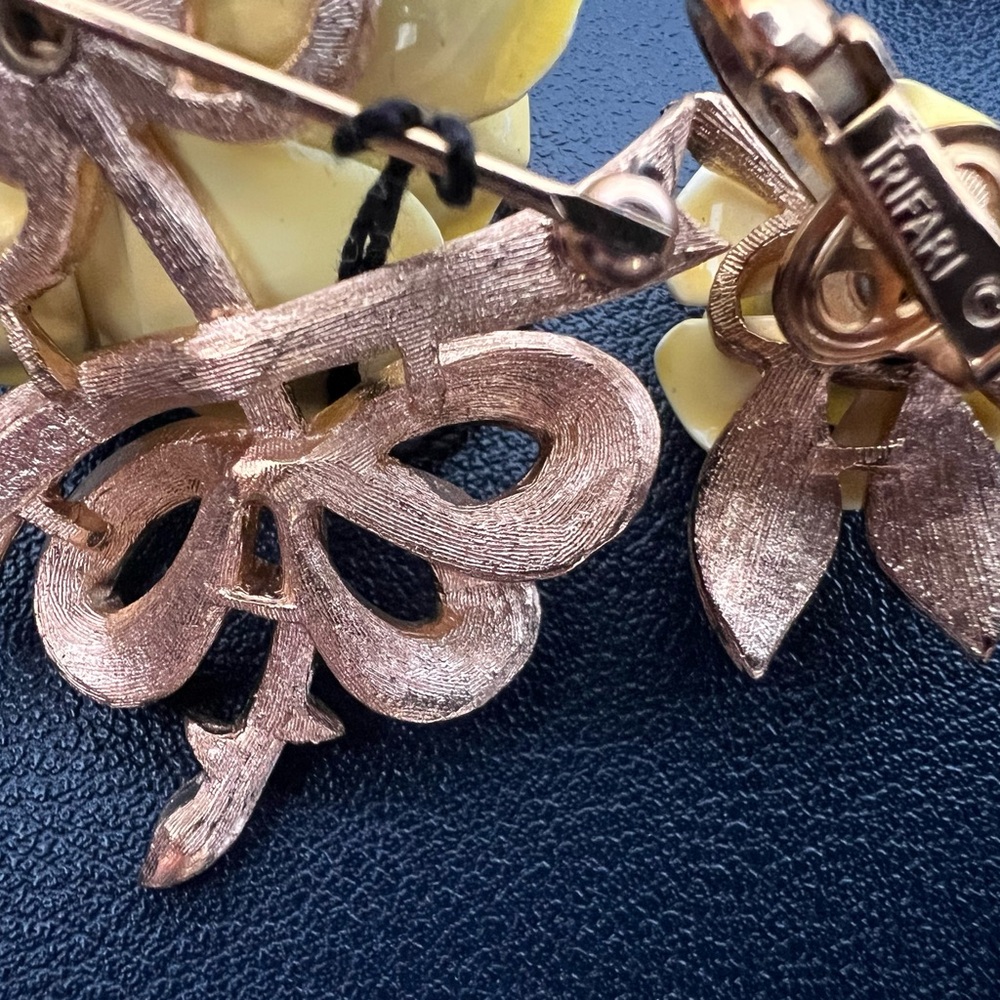 Rare Vintage Crown Trifari Yellow Flower brooch and clip on earrings Set - Picture 4 of 6